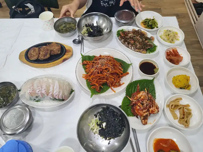 테이블에 차려진 다양한 음식들