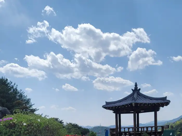 전통 정자가 파란 하늘 아래 멋스럽게 서 있는 모습