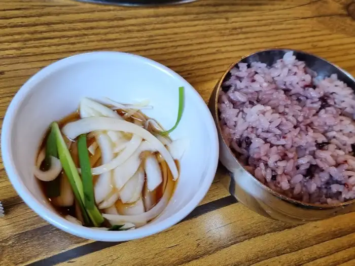 다양한 쌈 채소와 고기, 쌈장