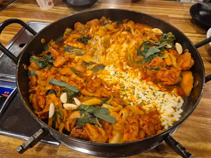 치즈가 올라간 닭갈비