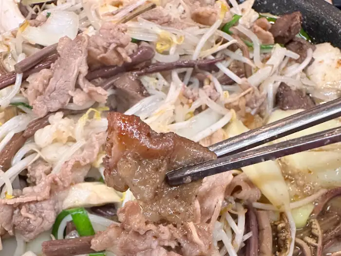 집게로 집은 부드러운 곱창