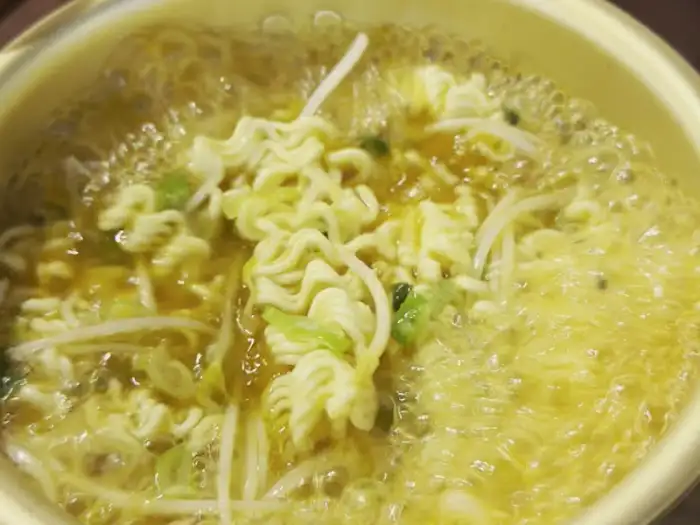 라면사리 끓는 모습