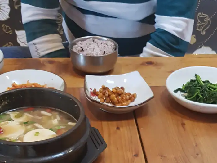 밥과 찌개가 놓인 테이블 모습