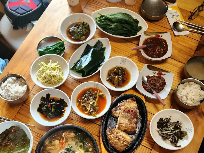 푸짐하게 차려진 한 상 차림, 다양한 반찬과 메인 요리