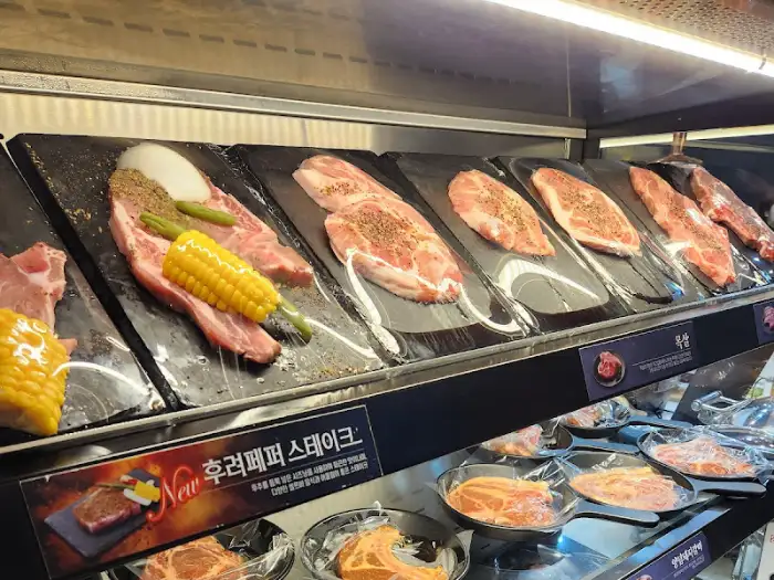 다양한 종류의 돼지갈비와 스테이크