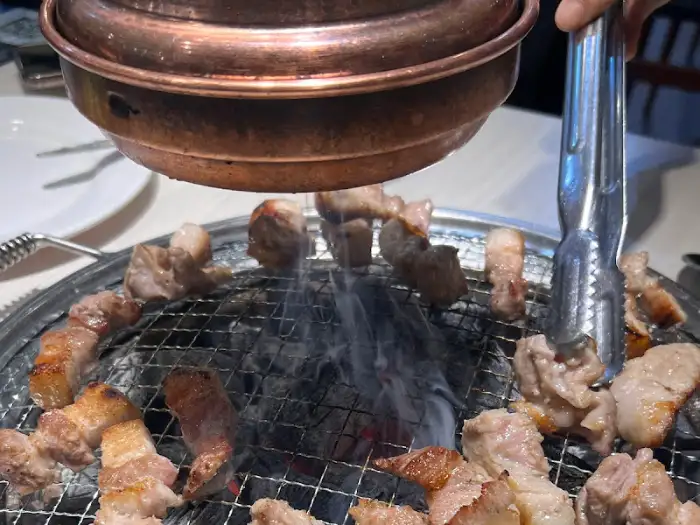 숯불 위에서 구워지는 돼지갈비