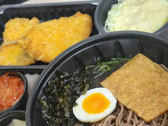 돈까스와 함께 나온 떡볶이와 달걀