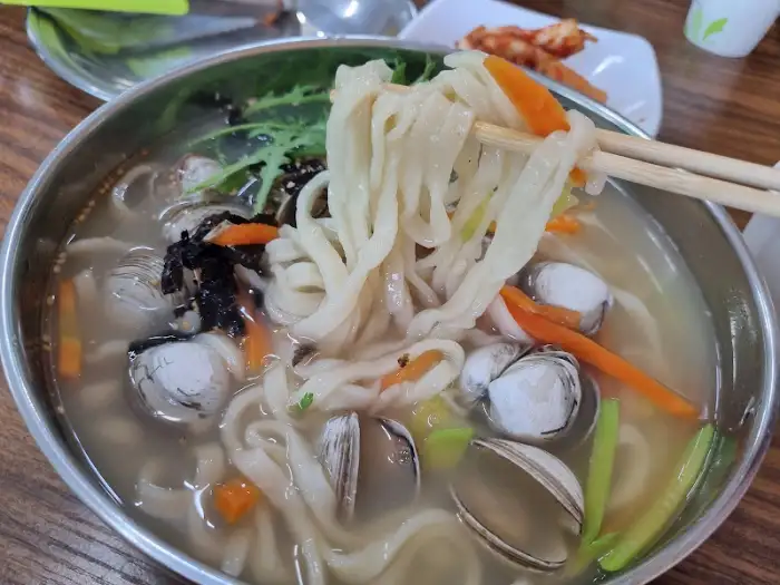 주전자국수의 칼국수 모습