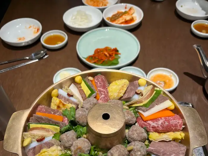 신선로 요리의 일부가 클로즈업된 사진. 다양한 재료들이 놋그릇 안에 먹음직스럽게 담겨 있습니다.