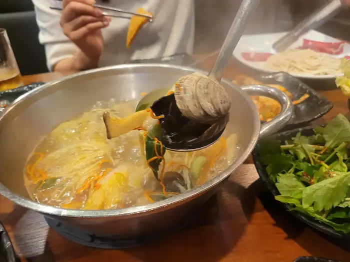 끓고 있는 샤브샤브 냄비