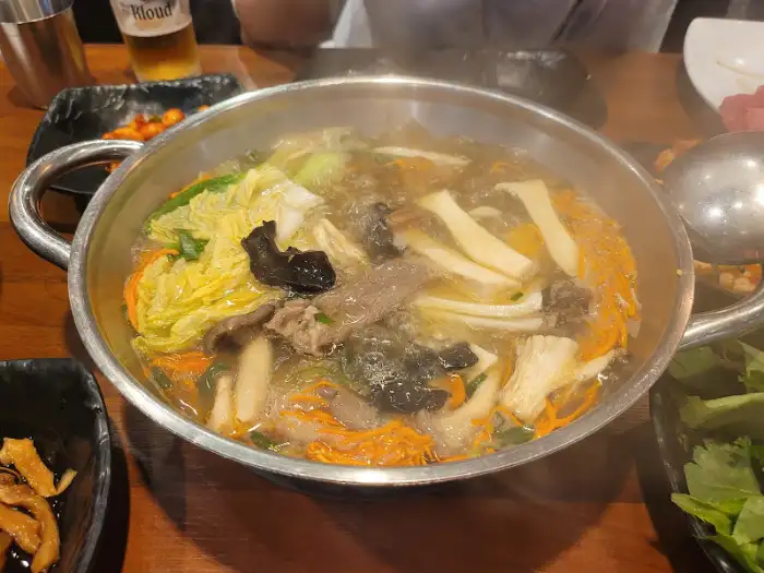 다양한 재료가 들어간 전골