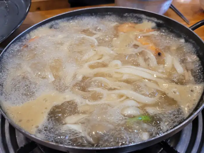 보글보글 끓고 있는 칼국수 냄비
