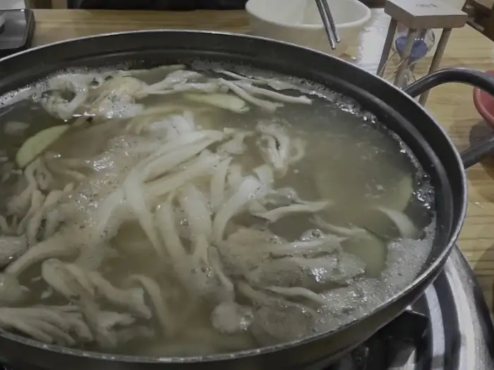 칼국수 면발이 끓고 있는 모습