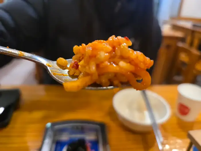 숟가락에 담긴 보리밥 비빔밥