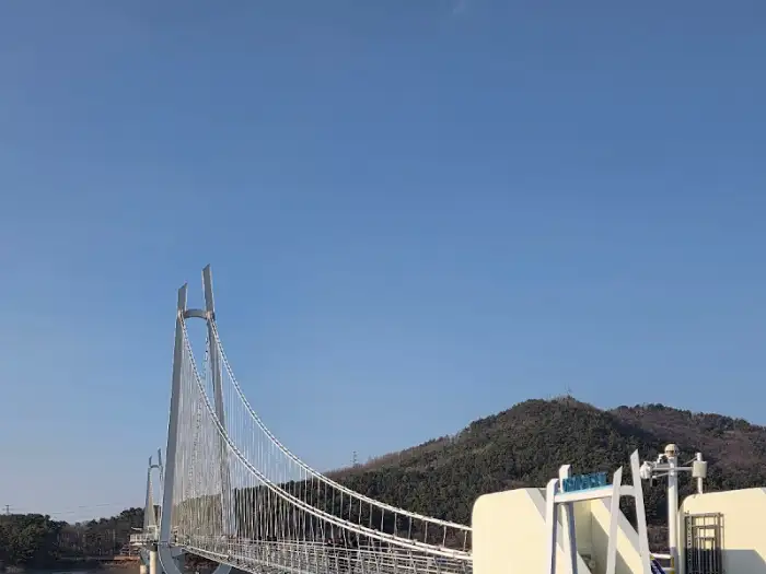 맑고 푸른 하늘과 어우러진 출렁다리