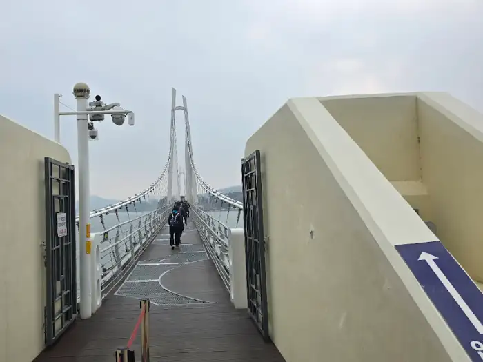 출렁다리 입구 풍경
