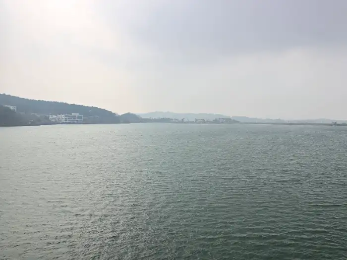끝없이 펼쳐진 호수