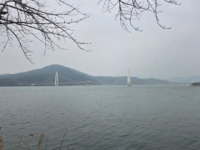 멀리 보이는 출렁다리