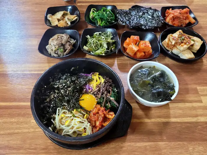 다양한 반찬과 냉면 한 상차림