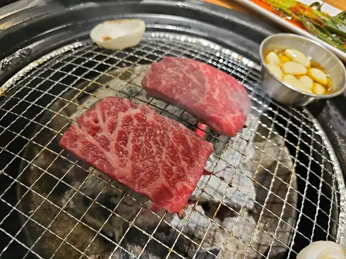 숯불 위에서 구워지는 소고기
