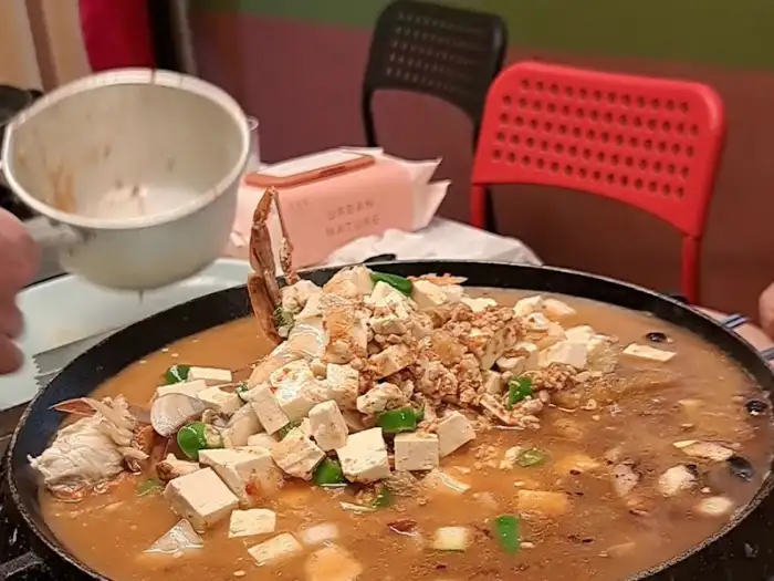 철판에 끓고 있는 해물 순두부찌개