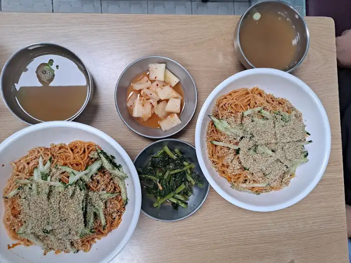비빔국수와 곁들임 메뉴
