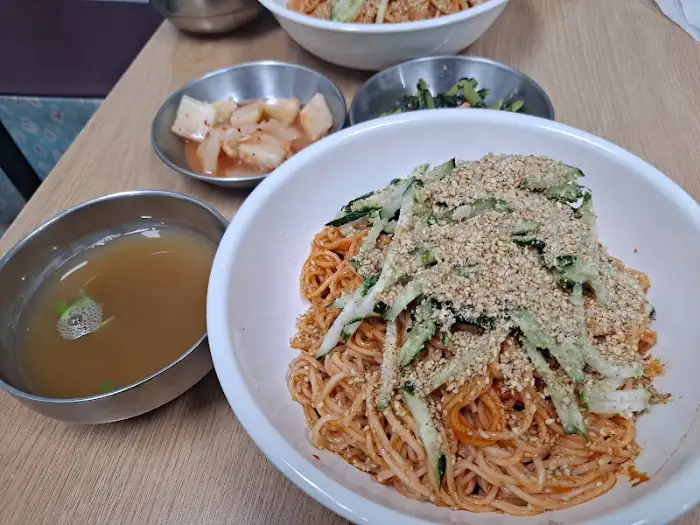 작은 국물 그릇과 비빔국수
