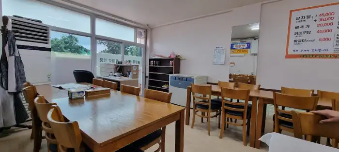 테이블에 정갈하게 차려진 반찬들
