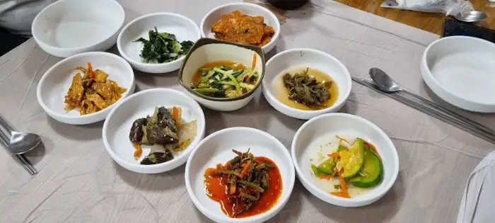 테이블 위 다양한 반찬들 모습