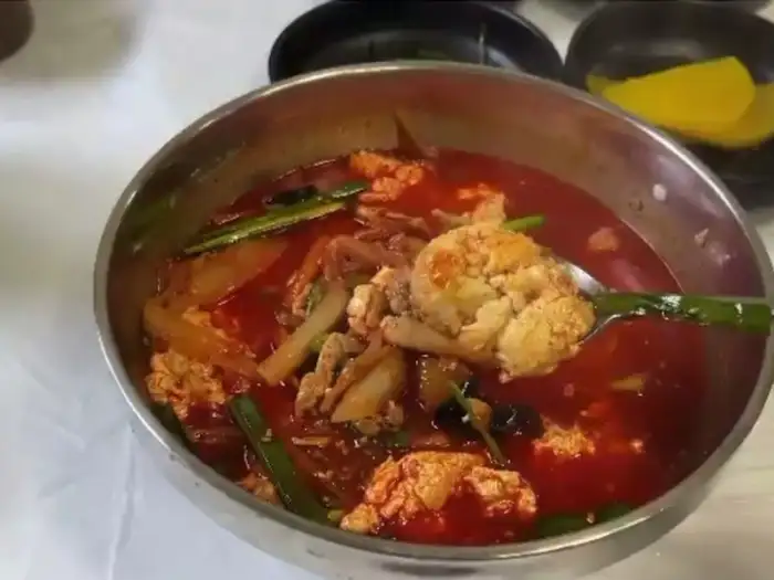 주문한 짬뽕순두부밥이 테이블에 놓인 모습, 뚝배기에 푸짐하게 담겨 나옵니다.