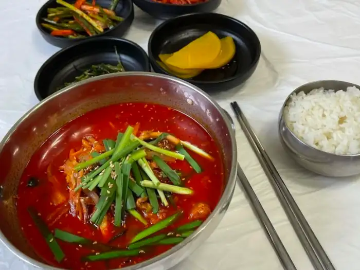 짬뽕순두부밥에 곁들여 나온 밥과 반찬들. 밥은 따끈하고 윤기가 흐릅니다.