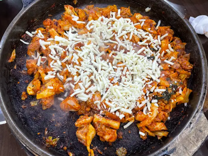볶아지는 닭갈비에 치즈 토핑