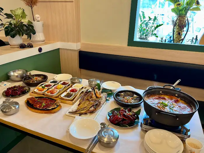 푸짐하게 차려진 다원 식당의 코스 요리