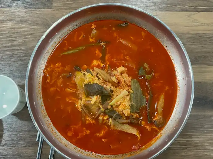 놋그릇에 담긴 육개장 클로즈업