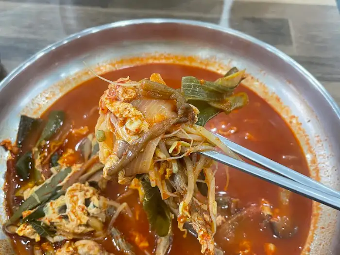 젓가락으로 육개장 건더기를 집어 올리는 모습