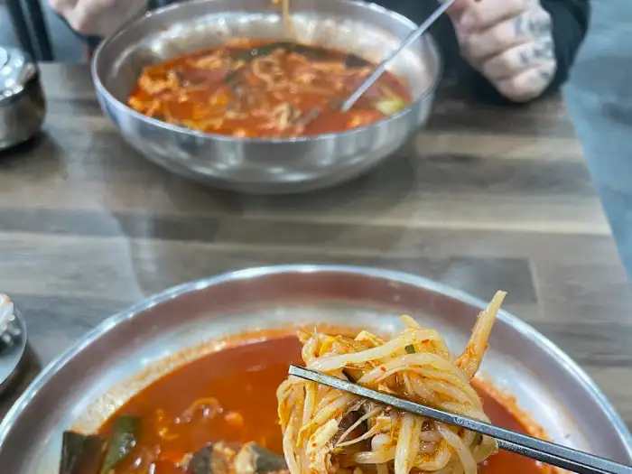 육개장 건더기를 젓가락으로 들어 보여주는 모습