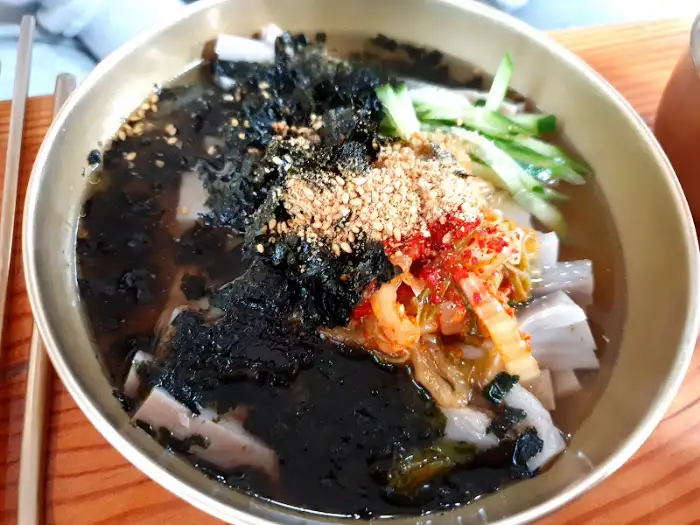김가루와 묵, 채소가 올려진 온묵밥 근접샷