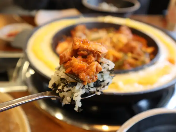 갈비찜과 곤드레밥을 곁들인 식사 한 상