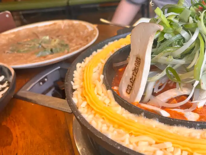 매콤갈비찜 냄비의 일부