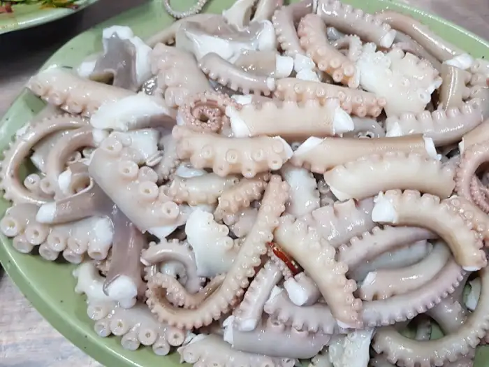 신선한 낙지가 듬뿍 담긴 접시