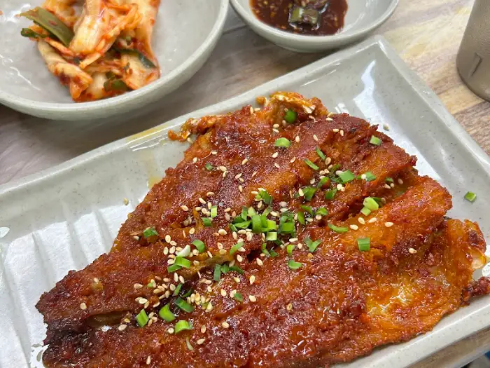 매콤하게 양념된 황태구이