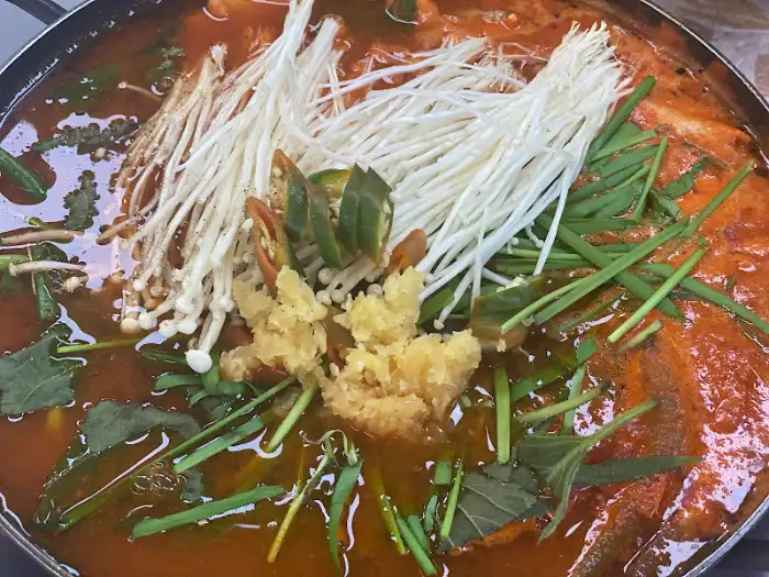 매운탕 속 푸짐한 재료들