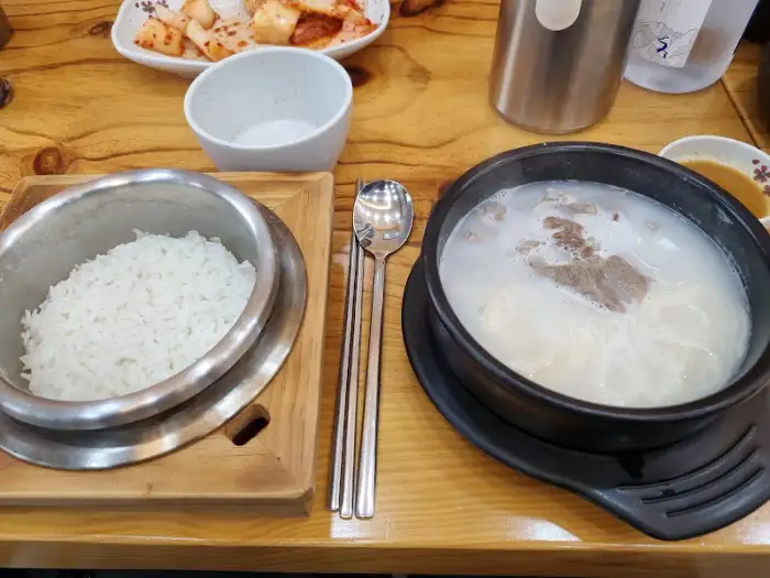설렁탕과 밥, 그리고 깍두기가 놓인 테이블 세팅