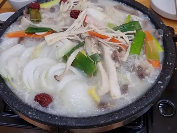 다양한 재료가 들어간 맑은 탕