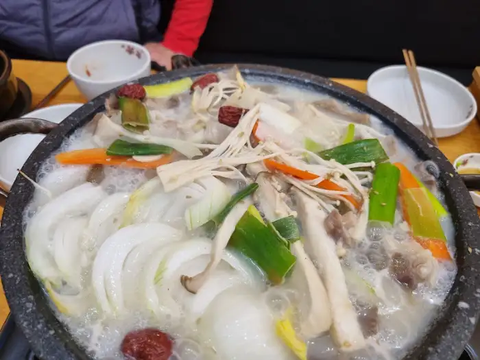 푸짐한 건더기가 돋보이는 탕 사진