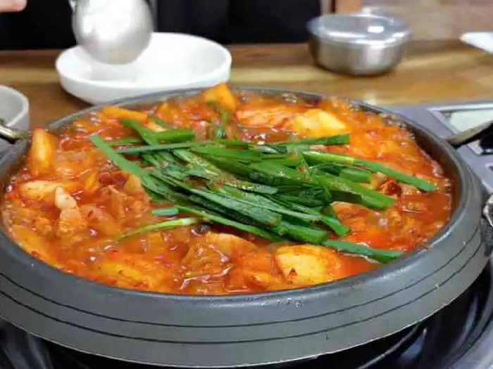 쌈 채소와 함께 먹는 김치두루치기