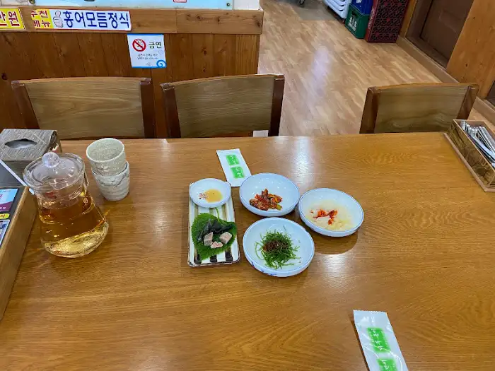 홍어 삼합 기본 찬 구성