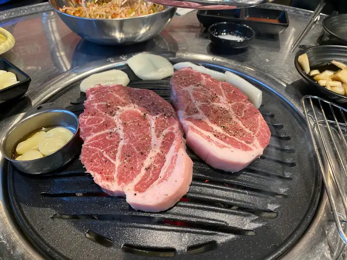신선한 삼겹살이 불판 위에서 익어가는 모습