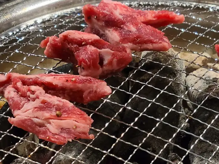 숯불 위에서 구워지는 소갈비살 조각들