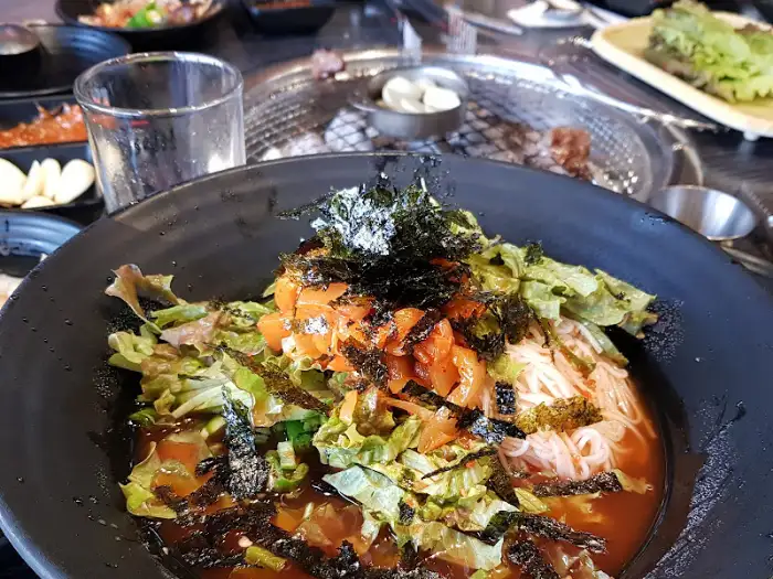 푸짐하게 담겨 나온 비빔면